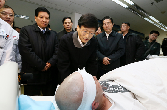 中共中央政治局委員、中央政法委書(shū)記孟建柱率工作組2日晨5時(shí)30分抵達(dá)昆明。一下飛機(jī),孟建柱就立即趕往