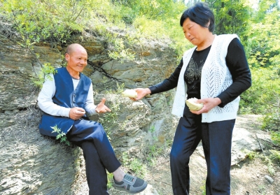 5月5日，馬英為上山放牛的劉五送干糧。
