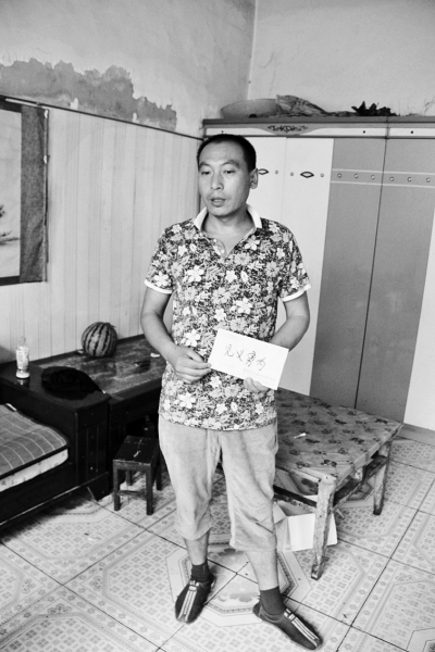 采建新拿的信封里，是南京警方送來的獎金。