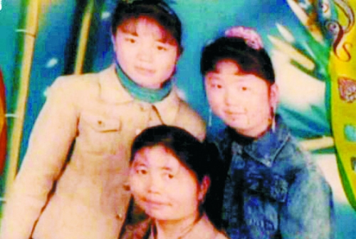 兩個(gè)女兒已長(zhǎng)大成人,妻子也已歸來(lái),這個(gè)分離12年的家庭,離幸福越來(lái)越近(翻拍)。