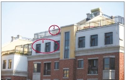 中海城香克林小區(qū),楊智家的樓頂上加蓋了兩層違建。其中北側(cè)露臺建成了一層灰白色的房屋(①)。在該違建頂部的東側(cè),又加蓋了一層面積較小的房屋(②)。新京報記者 韓萌 攝