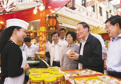9月6日，王岐山在天津南市食品街調(diào)研，在月餅柜臺前，詢問中央關(guān)于中秋國慶嚴(yán)禁公款送禮的規(guī)定發(fā)布后的銷售情況。新華社記者 李學(xué)仁 攝