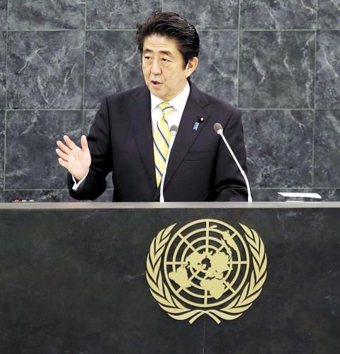 日本首相安倍晉三25日在紐約發(fā)表演講時(shí)稱，修改憲法解釋以解禁集體自衛(wèi)權(quán)的目的是使日本變成“為世界和平與穩(wěn)定更積極做出貢獻(xiàn)的國(guó)家”。圖為26日安倍在聯(lián)合國(guó)演講。