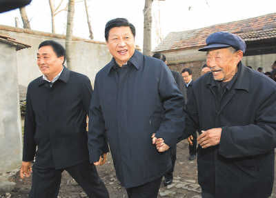 11月25日，習(xí)近平在地處沂蒙老區(qū)的臨沭縣曹莊鎮(zhèn)朱村，親切地拉著83歲的“老支前”王克昌的手。
