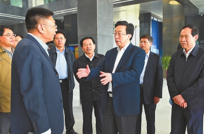 4月9日，省委書記、省人大常委會主任郭庚茂帶隊(duì)，在洛陽高新技術(shù)產(chǎn)業(yè)集聚區(qū)內(nèi)觀摩考察。