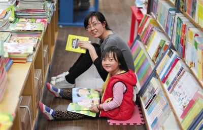 昨晚10時(shí)，來(lái)京探親的山東的李女士帶著5歲的女兒琪琪在三聯(lián)書店讀書。4月18日晚開(kāi)始，三聯(lián)韜奮書店正
