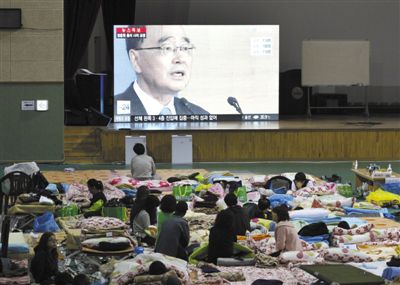27日，韓國(guó)珍島，“歲月”號(hào)客輪乘客家屬在體育館觀看總理鄭烘原辭職新聞。當(dāng)日，鄭烘原召開(kāi)緊急發(fā)布會(huì)，表示對(duì)韓國(guó)“歲月”號(hào)沉船事件負(fù)責(zé)，宣布引咎辭職。