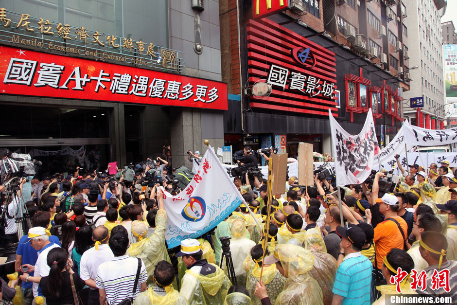 　5月13日下午，屏東縣數(shù)百漁民北上臺北，冒雨在馬尼拉經(jīng)濟(jì)文化辦事處前抗議