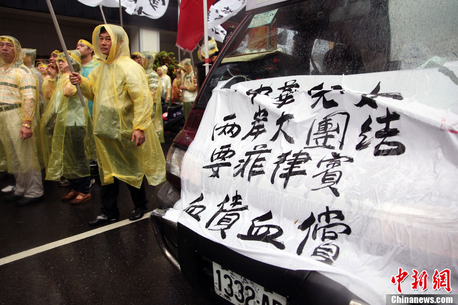 5月13日，屏東縣數(shù)百漁民北上臺北，在馬尼拉經(jīng)濟(jì)文化辦事處前抗議