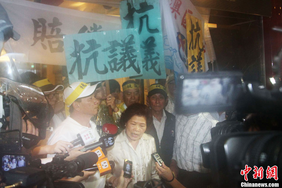 圖為死者洪石成的遺孀控訴菲相關(guān)人員暴行，呼吁菲方正式道歉。中新社發(fā) 董會峰 攝