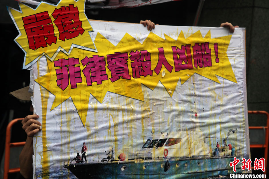 圖為一個抗議紙板蛋痕累累，持板人躲在紙板后面。中新社發(fā) 董會峰 攝