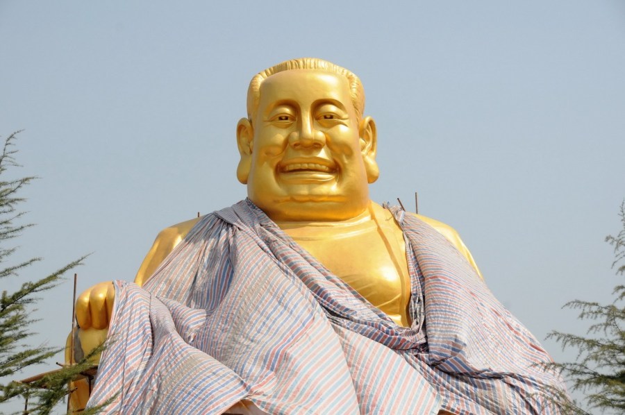 圖位此前的4月26日，“佛像”上出現(xiàn)帆布，最終，工作人員將帆布蓋在“佛像”頭像上。