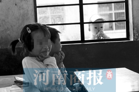 她不止一次說想去上學，而更多的時候，她是站在教室外面，眼巴巴地看著里面的小朋友