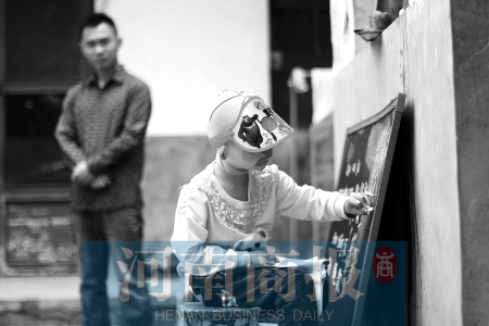 右手受傷了，她用左手在家里的小黑板上練習寫字