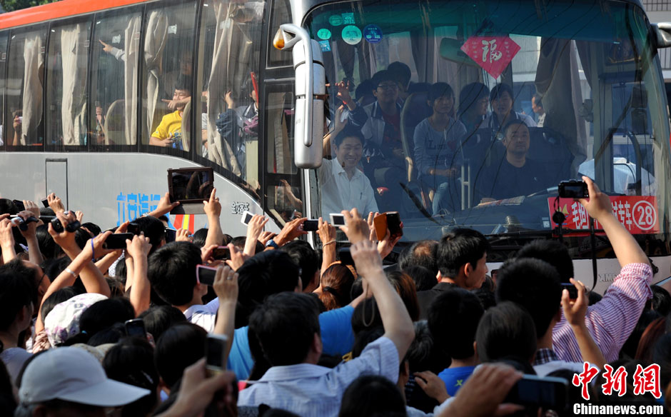 6月5日，一年一度的毛坦廠鎮(zhèn)“送考節(jié)”到來(lái)，70輛大巴車(chē)護(hù)送毛坦廠中學(xué)萬(wàn)名考生安全赴考