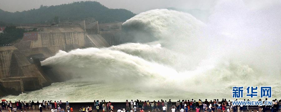 　　6月22日，大批游客聚集在黃河小浪底出水口前觀看巨瀑飛瀉的景觀。