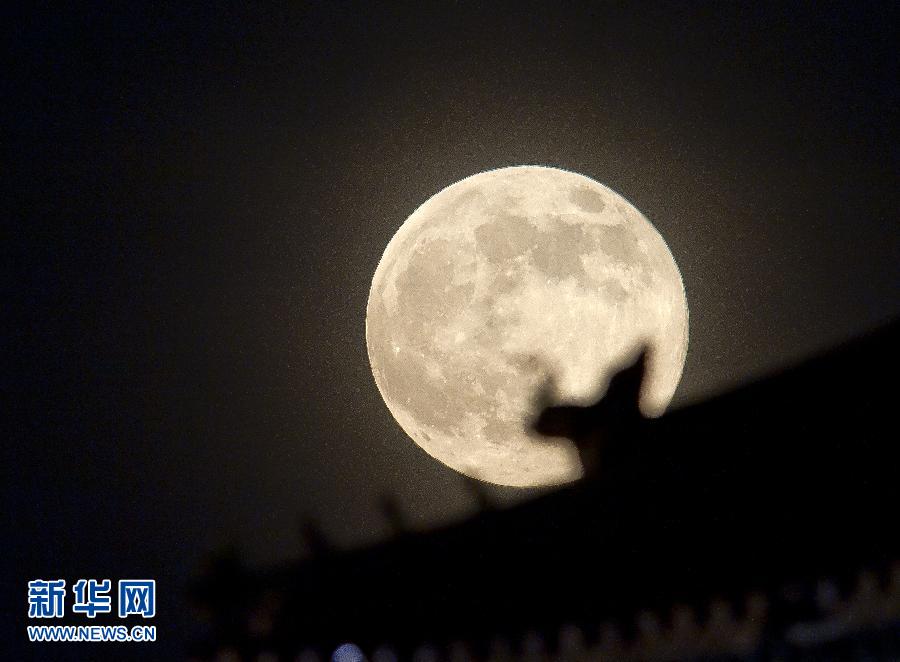 6月23日晚，在北京故宮角樓附近拍攝的圓月。