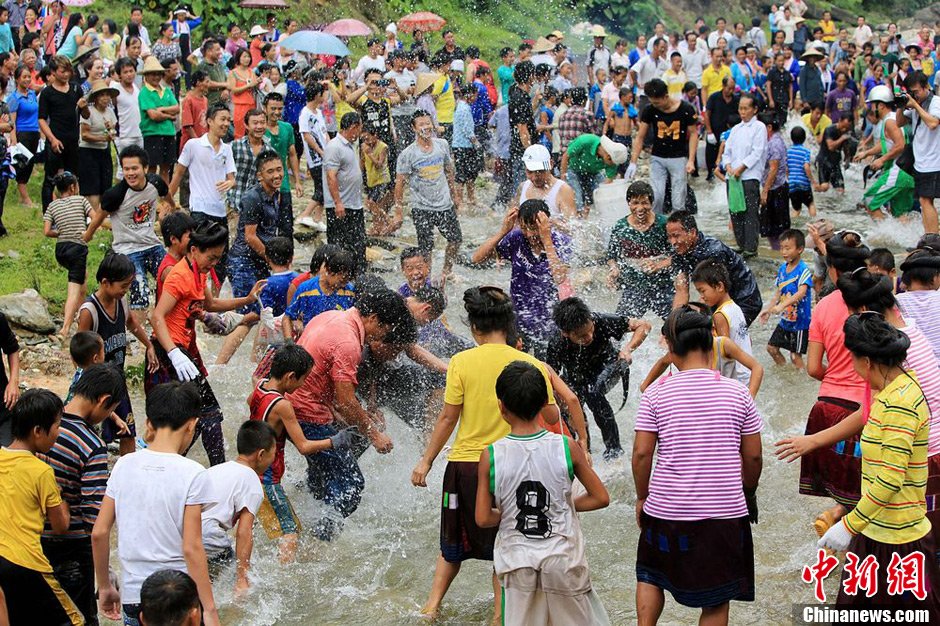圖為7月9日，村民在小河里摸魚搶魚。譚凱興 攝