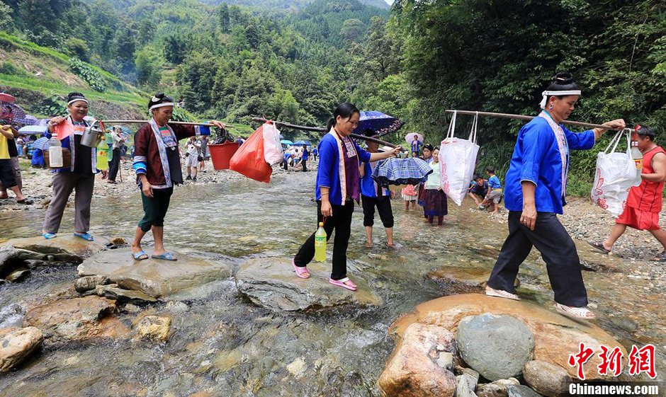 7月9日，一年一度的鬧魚節(jié)在廣西融水苗族自治縣白云鄉(xiāng)保江村舉行，附近村屯的居民前往集會(huì)地參加節(jié)日活動(dòng)