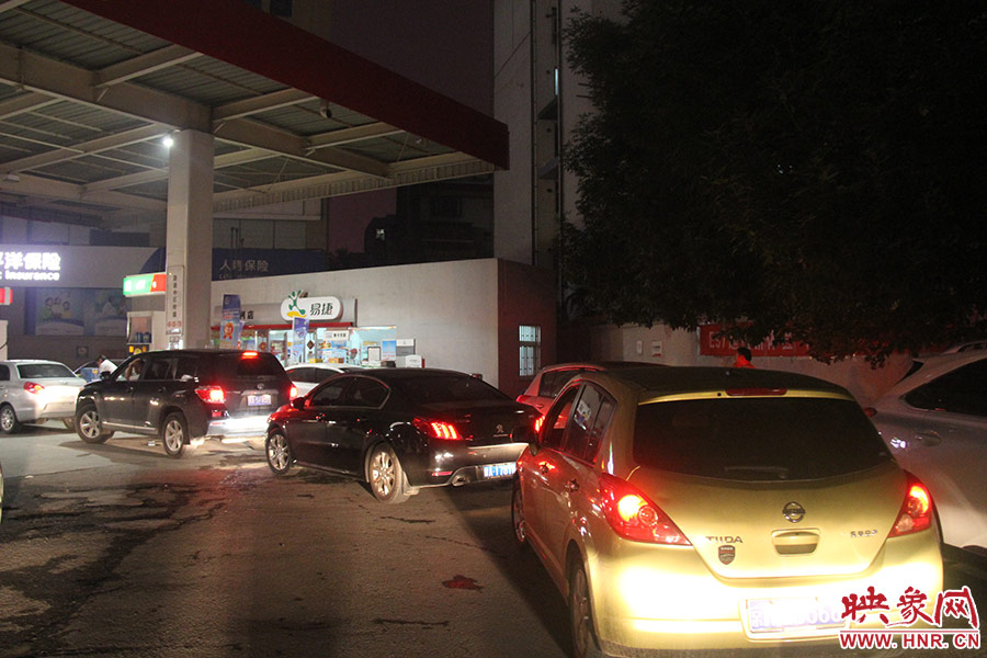 加油站內(nèi)，車主們正在正待為愛車加油