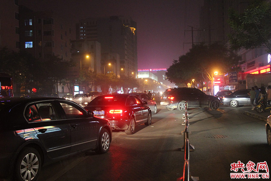 等待加油的車輛已經(jīng)排到了加油站外的道路上。