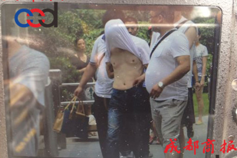 圖為事發(fā)現(xiàn)場，嫌疑人被警方控制。