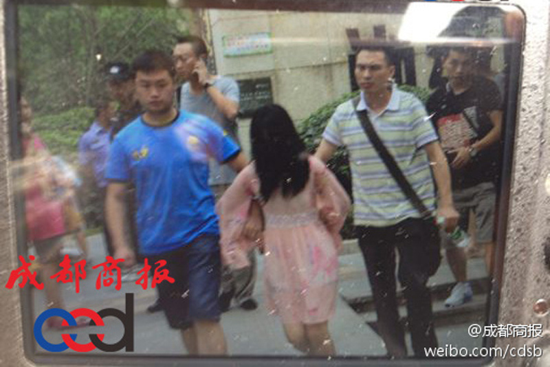 圖為事發(fā)現(xiàn)場，嫌疑人被警方控制。