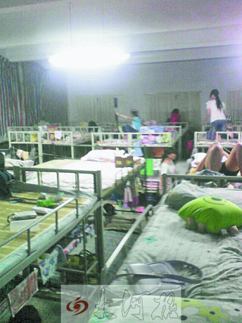 住在電教室里的女生們，擁擠不堪。
