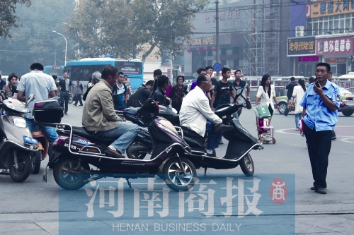 　火車(chē)站廣場(chǎng)北側(cè)，幾輛摩的正在等客