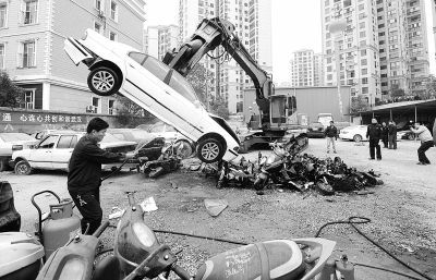  一輛走私寶馬轎車被銷毀。 記者金振強(qiáng) 攝