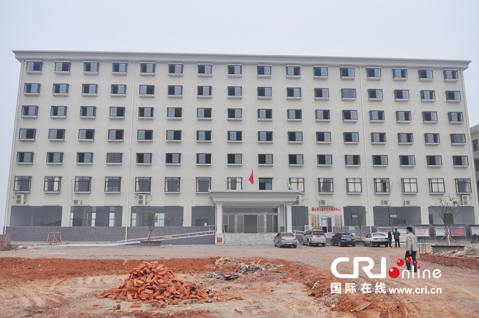 2013年10月21日，長(zhǎng)沙云蓋村欠債千萬(wàn)新建的豪華村部樓。