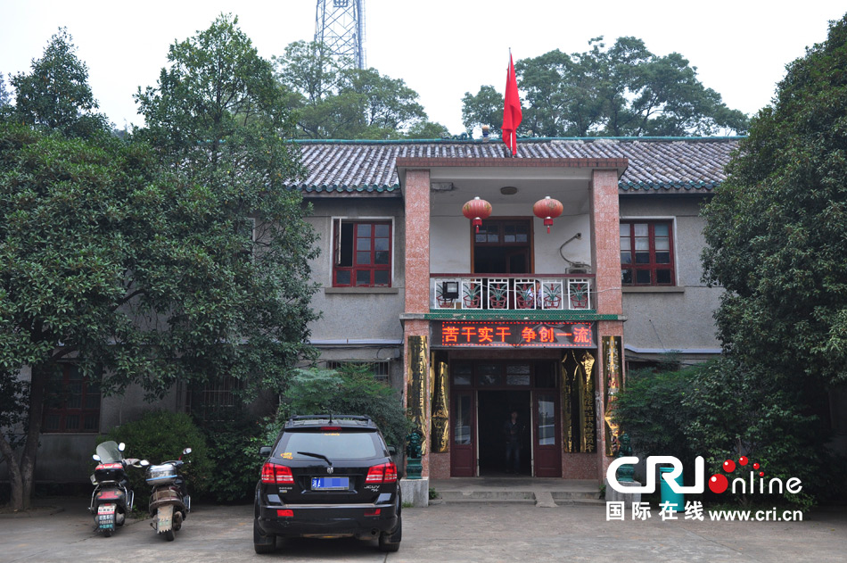 　2013年10月21日，這是蓮花鎮(zhèn)人民政府的辦公樓，和蓮花鎮(zhèn)云蓋村的辦公樓相比，寒酸不少。