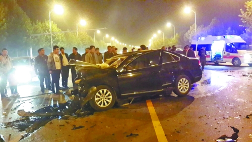 車禍發(fā)生在鄭開大道路中央雙黃線附近,現(xiàn)場(chǎng)狀況慘烈。