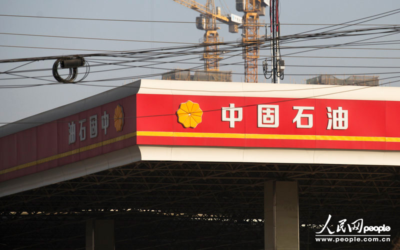 12月11日，西安市東三環(huán)北段，一名字為“中固石油”的加油站從遠(yuǎn)處看去和“中國石油”加油站十分相似。