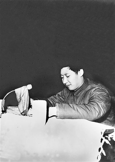 1983年12月22日,時(shí)任中共正定縣委書(shū)記習(xí)近平在發(fā)展商品生產(chǎn)三級(jí)干部會(huì)上講話(huà)。