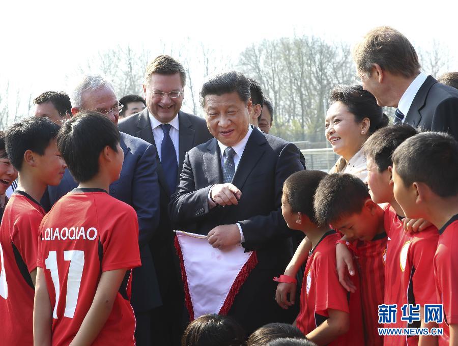 3月29日，國家主席習(xí)近平來到柏林奧林匹亞體育場足球場，親切看望在德國訓(xùn)練的來自陜西志丹縣的中國少年