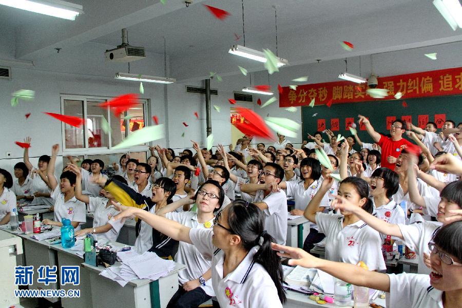  6月3日，河北省衡水市第二中學(xué)高三學(xué)生在教室里用扔紙飛機(jī)的方式舒緩心情。