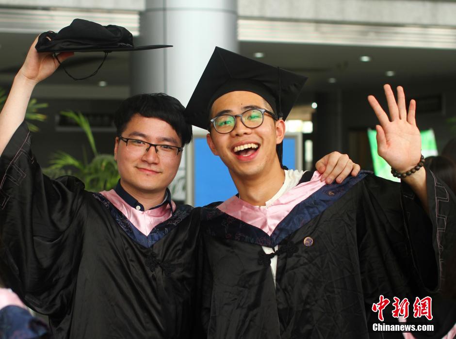 6月6日，浙江理工大學(xué)的畢業(yè)生們?cè)谛@中以賣萌、搞怪等獨(dú)具青春特色的方式告別大學(xué)生涯。中新社發(fā) 李晨