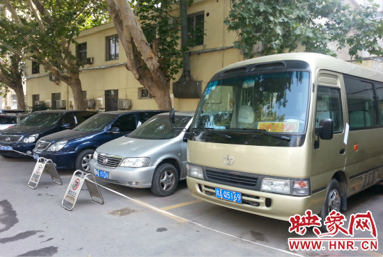 管城區(qū)委院內已經被封存公車在停車場停放。