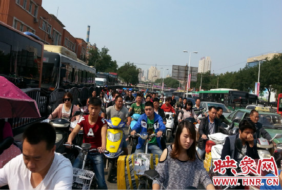 在一些易堵路段車輛仍然“寸步難行”。