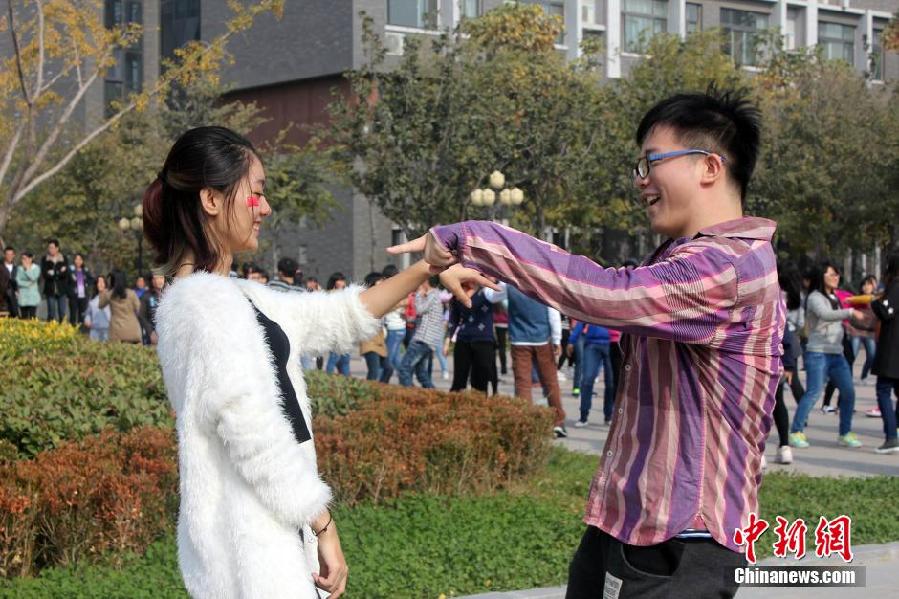 11月11日，河南財經(jīng)政法大學(xué)校園內(nèi)，300名在校大學(xué)生在上演了一出“光棍”也瘋狂的“快閃”大戲。