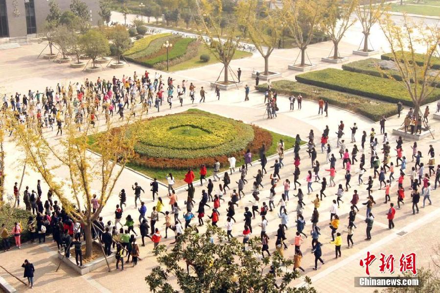11月11日，河南財經(jīng)政法大學(xué)校園內(nèi)，300名在校大學(xué)生在上演了一出“光棍”也瘋狂的“快閃”大戲。