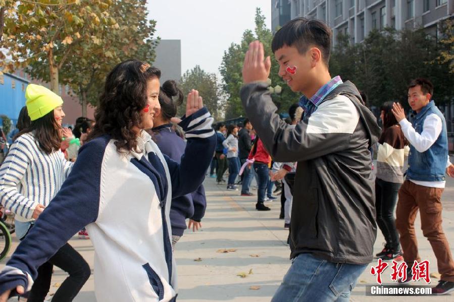 11月11日，河南財經(jīng)政法大學(xué)校園內(nèi)，300名在校大學(xué)生在上演了一出“光棍”也瘋狂的“快閃”大戲。