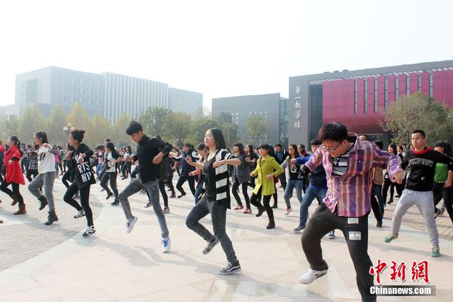 11月11日，河南財經(jīng)政法大學(xué)校園內(nèi)，300名在校大學(xué)生在上演了一出“光棍”也瘋狂的“快閃”大戲。
