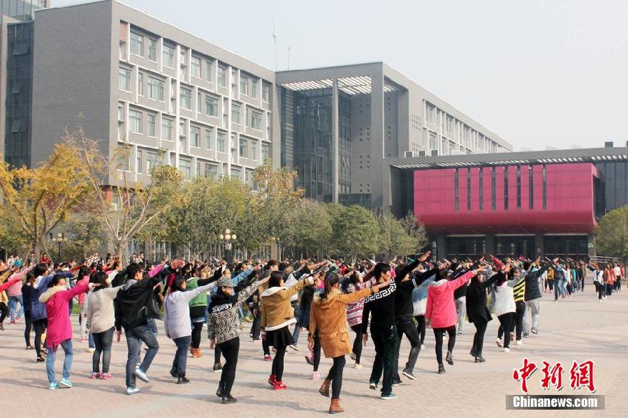 11月11日，河南財經(jīng)政法大學(xué)校園內(nèi)，300名在校大學(xué)生在上演了一出“光棍”也瘋狂的“快閃”大戲。