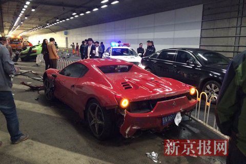一輛蘭博基尼與一輛法拉利發(fā)生事故，現(xiàn)場(chǎng)狀況慘烈