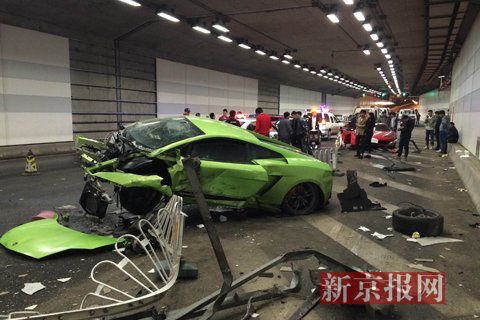 一輛蘭博基尼與一輛法拉利發(fā)生事故，現(xiàn)場(chǎng)狀況慘烈