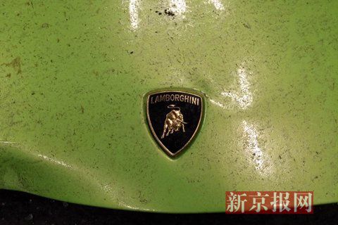 一輛蘭博基尼與一輛法拉利發(fā)生事故，現(xiàn)場(chǎng)狀況慘烈