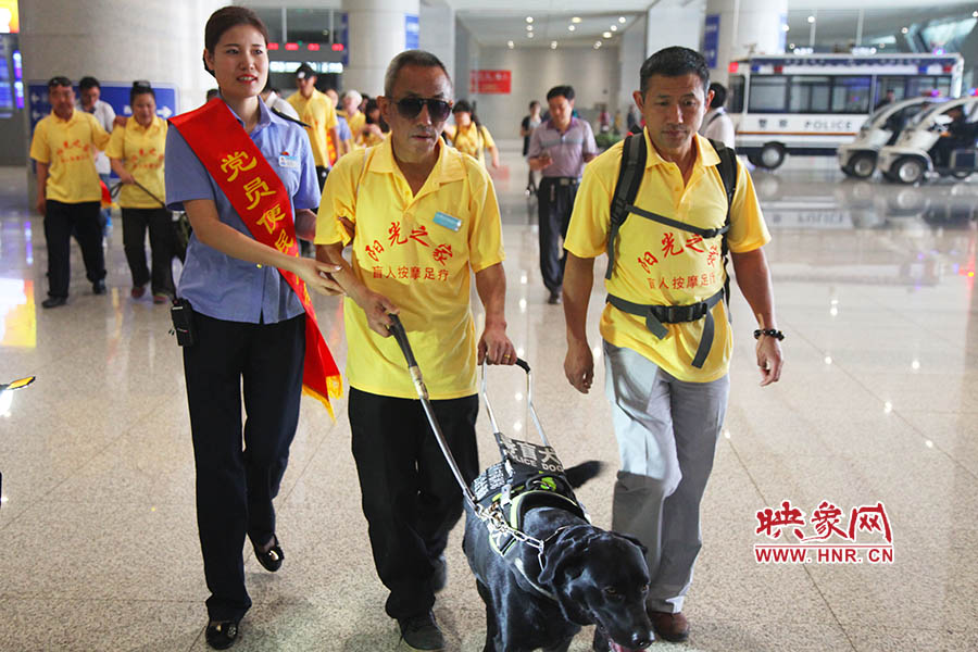接到鄭州市愛(ài)心導(dǎo)盲犬服務(wù)中心的乘車(chē)請(qǐng)求后，鄭州東站抽調(diào)了工作人員進(jìn)行對(duì)接，提前做好服務(wù)引導(dǎo)準(zhǔn)備。