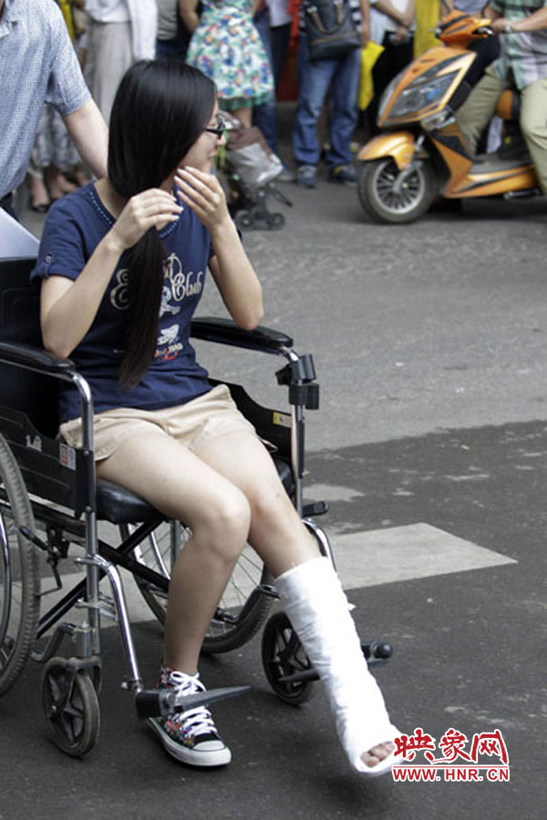 鄭州回中考點(diǎn)，一名考生左腳受傷，坐著輪椅入考場(chǎng)。